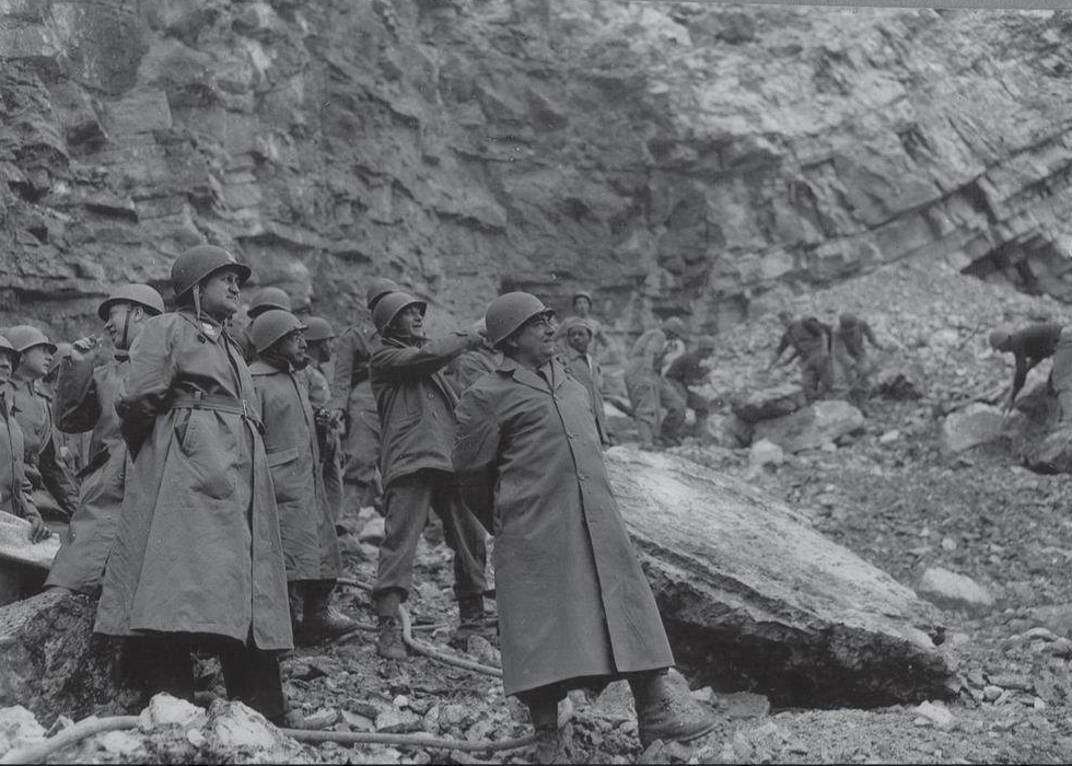 Tropa de Engenharia da FEB (ao fundo) na região de Ponte a Moriano.