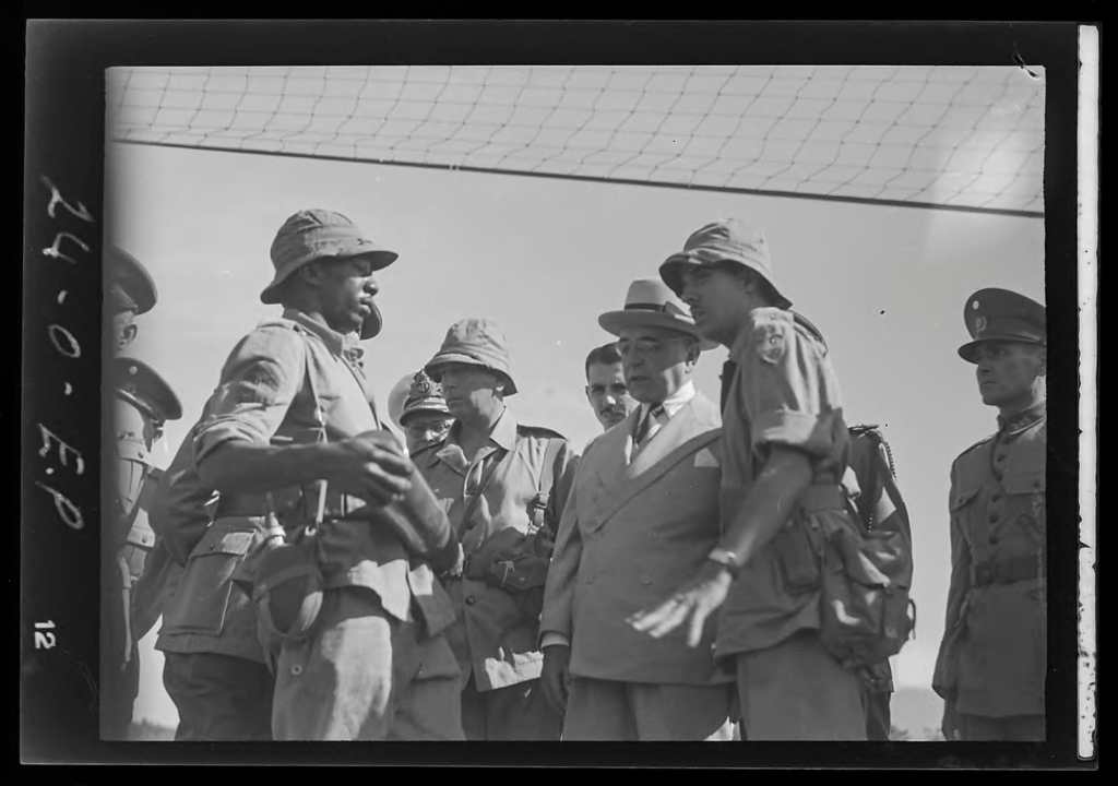 Getúlio Vargas visita a Linha de Fogo.